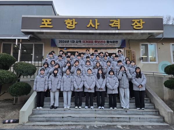 포항사격장에서 합숙훈련중인&nbsp;사격 국가대표 후보선수단이 단체로 기념촬영을 하고 있다. 사진=포항시 체육산업과 제공&nbsp;