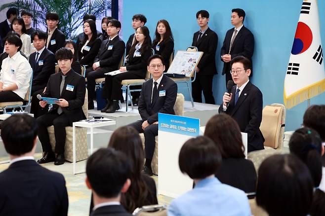 이재명 대통령이 5일 청와대에서 열린 미래 과학자와의 대화 '도전하는 과학자, 도약하는 대한민국'에서 발언하고 있다. 연합뉴스