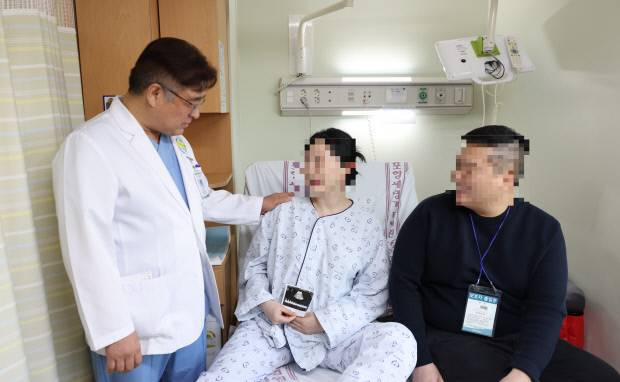 세명기독병원 외과 서동권 부원장과 산모 A씨, 보호자가 함께 사진 촬영한 모습. 병원 제공.