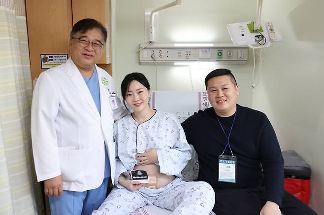 ▲ 서동권(사진 맨 왼쪽) 포항세명기독병원 부원장이 산모인 김현아(사진 가운데) 씨와 기념촬영한 모습. 포항세명기독병원 제공