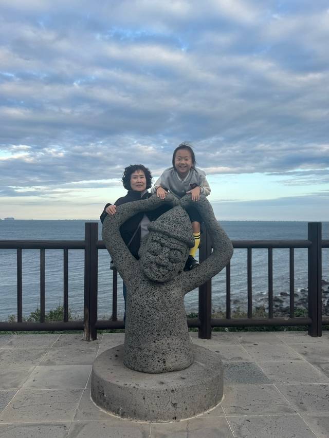 손녀와 함께 여행을 하며 보람찬 순간을 즐기고 있다.(박말순씨 제공)