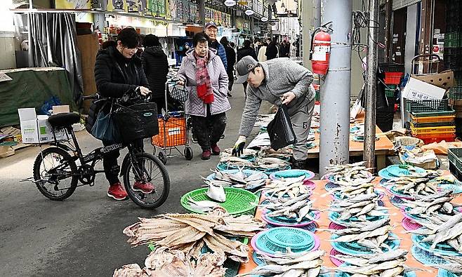 대명절 설을 앞둔 4일 광주 북구 우산동 한 전통시장에서 설 차례용품 및 명절음식을 구입하기 위해 분주히 움직이고 있다.
양광삼기자 ygs02@mdilbo.com