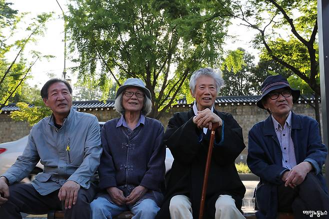 2017년 손장섭전시회에서 그림꾼들과 함께. 채원희