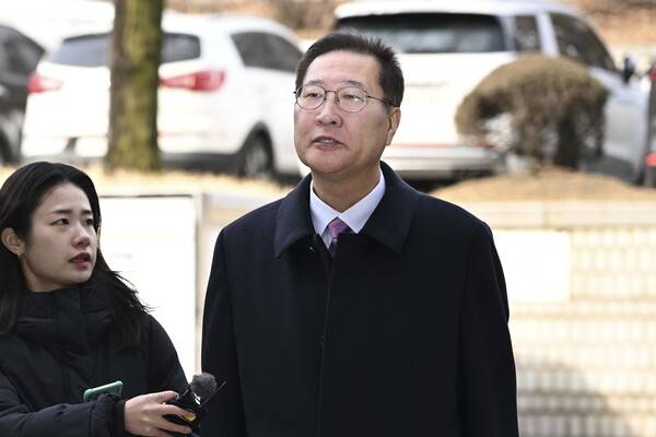 12·3 불법 비상계엄 선포에 가담하고 김건희 여사의 수사 관련 청탁을 들어준 혐의로 기소된&nbsp;박성재&nbsp;전 법무부 장관이 지난달 26일 서울 서초구 서울중앙지법에서 열린 첫 공판에 출석하고 있다. 2026.1.26 공동취재단 연합뉴스