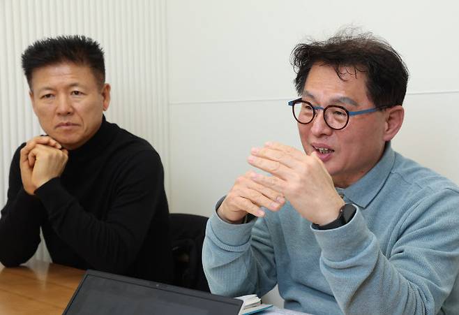 더본코리아 상생위원장을 맡고 있는 최경선 전략기획본부 부사장과 김주일 더본코리아 홍콩반점 점주협의회 회장이 지난달 23일 서울 강남구 빽다방 1호점인 신논현역점에서 이데일리와 인터뷰를 하고 있다. (사진=이데일리 노진환 기자).