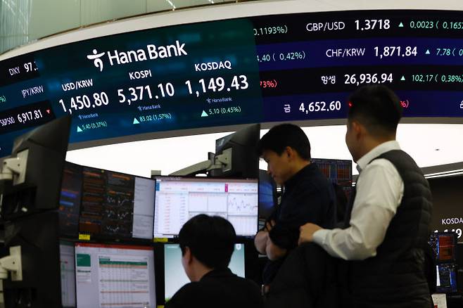 4일 오후 서울 중구 하나은행 딜링룸에서 딜러들이 업무를 보고 있다. (사진=뉴시스)