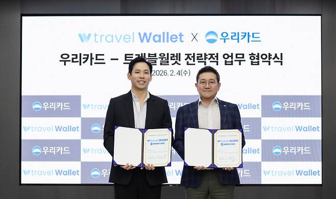 지난 4일 우리카드 광화문 본사에서 진행된 우리카드-트래블월렛 전략적 업무 협약식에서 진성원 우리카드 사장(오른쪽)과 김형우 트래블월렛 대표가 기념사진을 촬영하고 있다. 사진=우리카드 제공