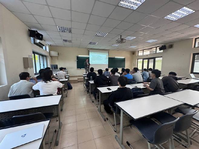 호치민 백과대학 학생들이 지난달 12일부터 25일까지 열린 반도체 설계 분야 전공 교과목 방문강의에 참석해 강의를 듣고 있다. (사진=광운대)