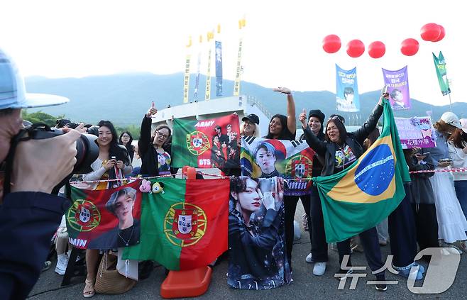 방탄소년단(BTS)의 지민과 정국이 제대하는 11일 오전 경기도 연천군 연천공설운동장에 아미(방탄소년단 팬덤명)들이 현수막을 들고 두 사람을 응원하고 있다. 2025.6.11/뉴스1 ⓒ News1 권현진 기자