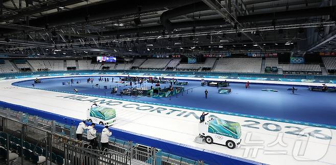 2026 밀라노·코르티나 담페초 동계올림픽 개막을 이틀 앞둔 4일(현지시간) 이탈리아 밀라노 스피드스케이팅 경기장에서 관계자들이 빙질을 관리하고 있다. 2026.2.4/뉴스1 ⓒ News1 김진환 기자