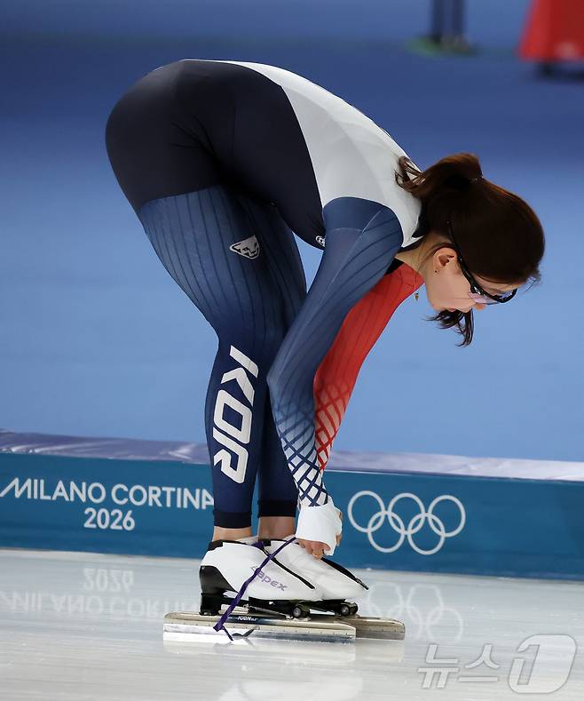 2026 밀라노·코르티나담페초 동계올림픽 개막을 이틀 앞둔 4일(현지시간) 이탈리아 밀라노 스피드스케이팅 스타디움에서 열리는 여자 스피드스케이팅 500m 테스트 경기에 출전하는 김민선이 경기를 앞두고 스케이트화 끈을 묶고 있다. 2026.2.4/뉴스1 ⓒ News1 김진환 기자