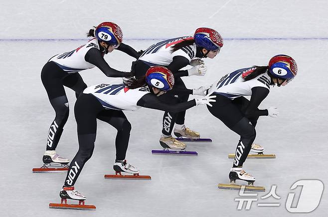 2026 밀라노·코르티나담페초 동계올림픽 개막을 사흘 앞둔 3일(현지시간) 이탈리아 밀라노 아이스스케이팅 아레나에서 대한민국 쇼트트랙이 계주 훈련을 하고 있다. 2026.2.4/뉴스1 ⓒ News1 김성진 기자