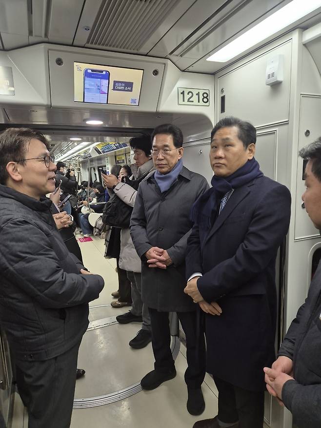 김용석 국토교통부 대도시권광역교통위원회 위원장(오른쪽)은 5일 오전 김포골드라인 구래역을 찾아 현장을 점검하고 있다(대도시권광역교통위원회 제공).뉴스1 ⓒ News1