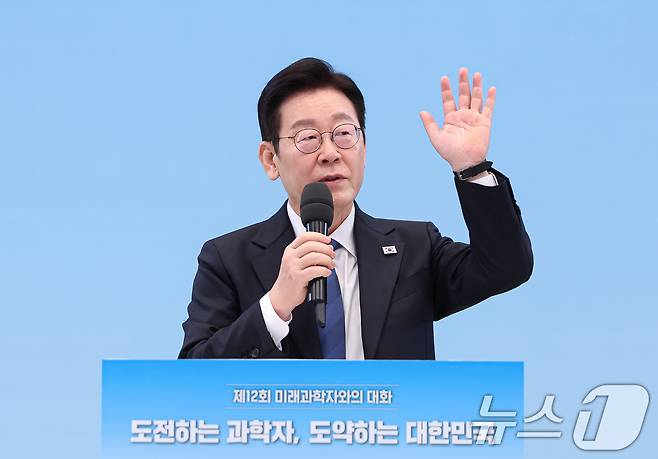 이재명 대통령이 5일 청와대에서 열린 대통령과학장학생·올림피아드 대표단 친수 및 간담회(미래 과학자와의 대화)에서 발언을 하고 있다. 2026.2.5/뉴스1 ⓒ News1 허경 기자