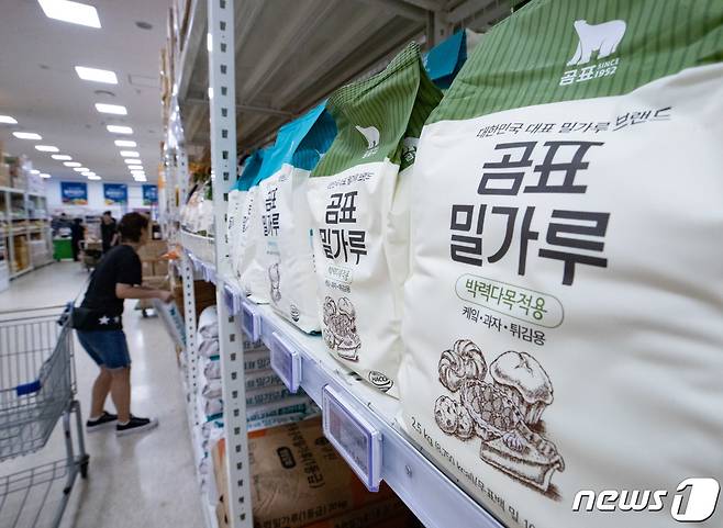 서울의 한 대형마트에 진열된 대한제분 밀가루 제품의 모습. 2023.7.2/뉴스1 ⓒ News1 이재명 기자