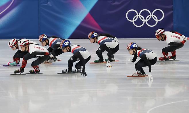 2026 밀라노·코르티나담페초 동계올림픽 개막을 사흘 앞둔 3일(현지시간) 이탈리아 밀라노 아이스스케이팅 아레나에서 한국과 캐나다 쇼트트랙 대표팀이 훈련을 하고 있다. 사진 | 연합뉴스