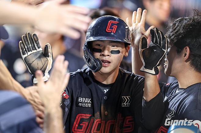 박찬형이 선수단과 하이파이브를 하고 있다. 사진 | 롯데 자이언츠