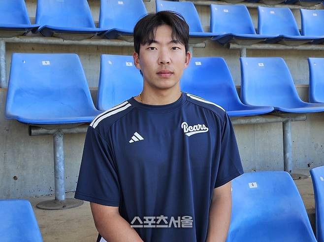 두산 김민석이 5일(한국 시간) 호주 시드니 블랙타운 야구장에서 진행된 스프링캠프에서 취재진 인터뷰에 응하고 있다. 시드니 | 강윤식 기자 skywalker@sportsseoul.com