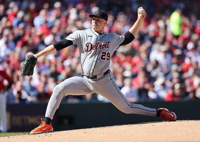 디트로이트 타릭 스쿠발이 30일(현지시간) 미국 오하이오주 클리블랜드 프로그레시브 필드에서 열린 2025 ML 클리블랜드와 ALWC 1차전 1회에 투구하고 있다. 사진 | AFP연합뉴스