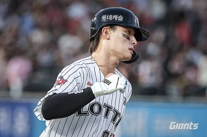 윤동희가 1루를 향해 질주하고 있다. 사진 | 롯데 자이언츠