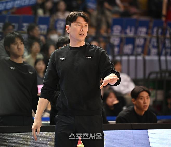 서울 삼성 김효범 감독이 5일 서울 잠실실내체육관에서 열린 2025~2026 프로농구 창원 LG와 경기에서 작전지시를 하고 있다. 잠실 | 최승섭 기자 thunder@sportsseoul.com