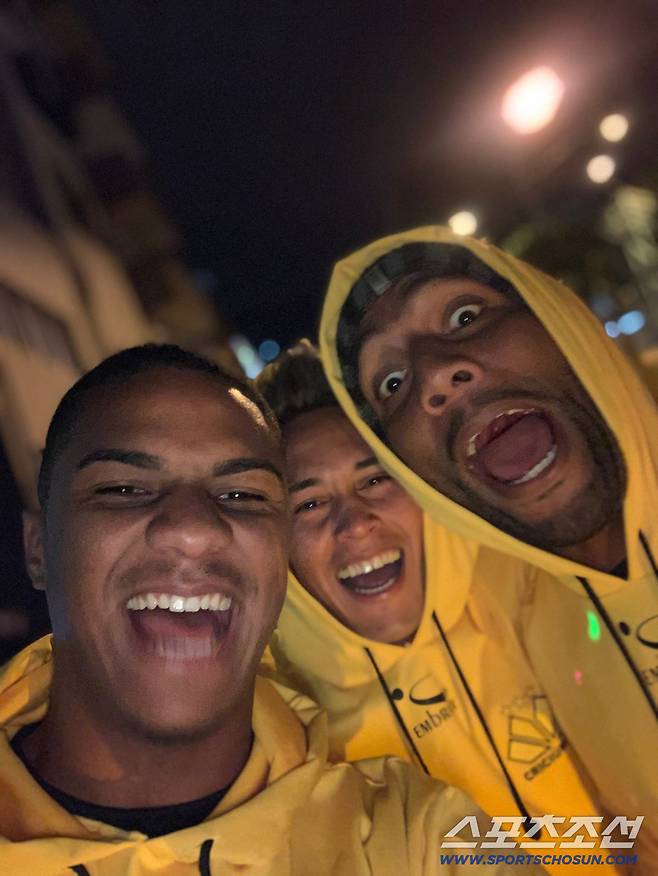 축구는 돌고 돌아 어디선가 또 만난다. 수원FC 왼발 센터백 델란이 2019년 브라질 크라시우마EC에서 한솥밥을 먹었던 헤이스(수원 삼성)외 새시즌 K리그2 수원 더비에서 마주하게 됐다. 사진 제공=델란