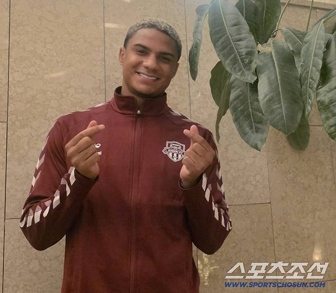 J리그2 오이타 출신 브리질 왼발 센터백 델란이 수원FC 유니폼을 입고 하트 포즈를 취했다. 한국 음식과 한국 문화를 사랑하는 델란은 코리안 손하트 포즈도 이미 알고 있었다. 전영지 기자