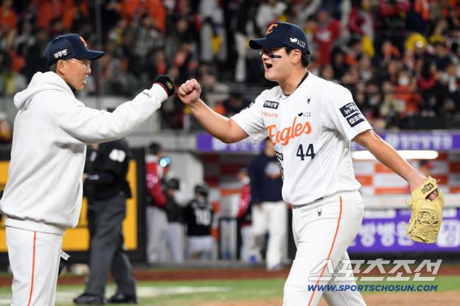 지난해 한국시리즈 4차전, 김경문 감독과 시원하게 주먹을 맞부딪치는 김서현. 스포츠조선DB