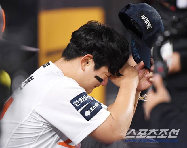 한국시리즈 3차전 승리를 지켜낸 뒤 그간의 마음고생이 담긴 울음을 터뜨린 김서현. 스포츠조선DB