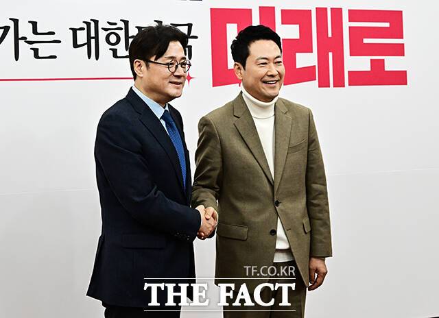 장동혁 국민의힘 대표가 5일 오전 서울 여의도 국회에서 홍익표 청와대 정무수석(왼쪽)을 접견하며 기념사진 촬영을 하고 있다. /국회=배정한 기자