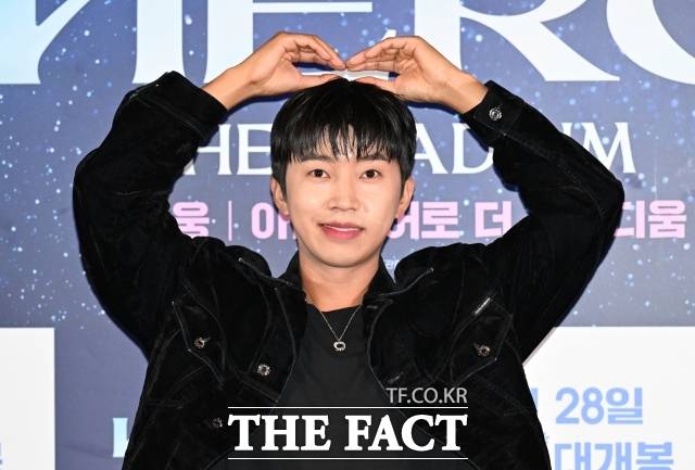 임영웅의 첫 드라마 OST 참여곡 '사랑은 늘 도망가' 음원 영상이 유튜브에서 조회 수 1억 400만 회를 돌파했다. 사진은 2년전 임영웅이 서울 용산구 아이파크몰CGV에서 열린 '임영웅│아임 히어로 더 스타디움' 언론시사회에 참석해 포즈를 취하고 있다. /더팩트 DB