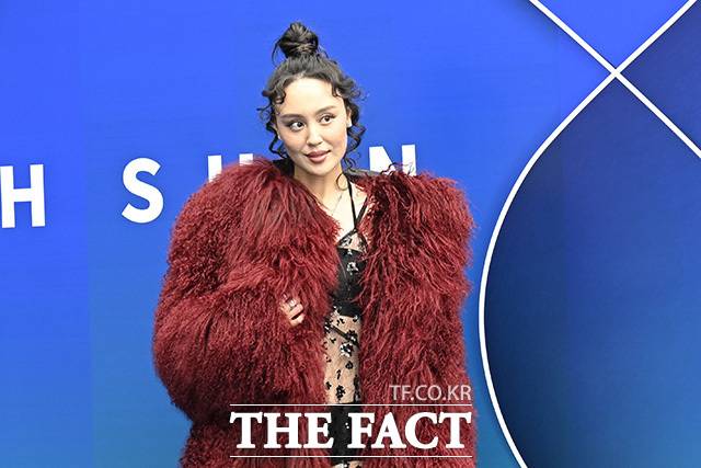 인플루언서 강남걸(한나)이 5일 오전 서울 중구 동대문디자인플라자(DDP)에서 열린 '2026 F/W 서울패션위크' 한나신 포토월에 참석해 포즈를 취하고 있다. /송호영 기자