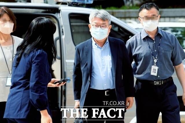 민유성 전 행장이 지난 2022년 서울 서초구 서울중앙지방법원에서 열린 구속 전 피의자 심문(영장실질심사)에 출석하고 있다. /더팩트 DB