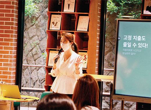 ‘살림경영전문가 자격 과정’을 기획·운영하며 생활 전반의 관리 시스템을 알려주는 이초아 대표.