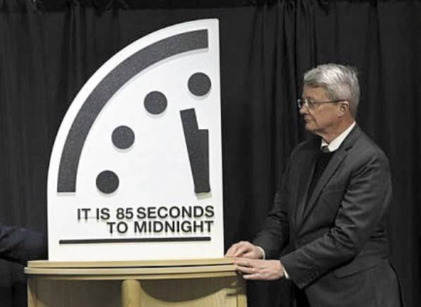 미국 핵과학자회(BSA)가 지난달 28일 '지구 종말 시계' 시간을 자정 85초 전으로 앞당겼다고 밝히고 있다. /로이터 연합뉴스