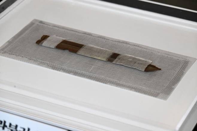 5일 국립부여문화유산연구소에서 공개된 백제 횡적. 잔존 길이 22.4cm. 부러진 채 30%는 사라진 상태로 발견됐다. /국가유산청