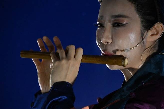 백제 목관악기 횡적 재현품을 소금 연주자 김윤희씨가 연주하고 있다. /국가유산청