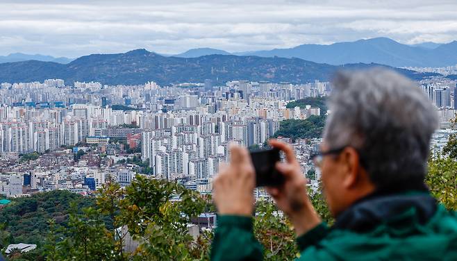 서울 남산에서 관광객들이 도심 전경을 감상하고 있다./뉴스1