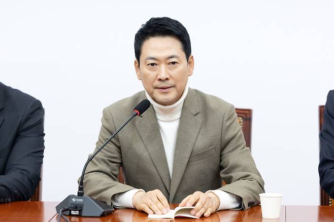 장동혁 국민의힘 대표가 5일 서울 여의도 국회에서 기자간담회를 열고 거취 표명 요구에 대한 입장을 밝히고 있다. /뉴스1