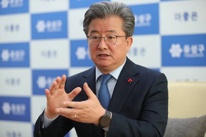 정용래 대전 유성구청장은 최근 대전일보와의 인터뷰를 통해 "대한민국이 하면 세계의 표준이 되고, 유성이 하면 대한민국의 표준이 되는 지방정부 시대의 새로운 모범을 세우겠다"고 강조했다. 김영태 기자