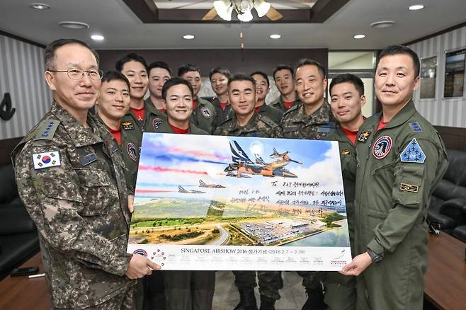손석락 공군참모총장(왼쪽 첫번째)이 지난달 21일 원주기지를 방문해 사우디 국제방위산업 전시회 2026 참가를 앞둔 블랙이글스 조종사들과 함께 기념액자를 들고 성공적인 임무 완수를 다짐하고 있다. 공군 제공