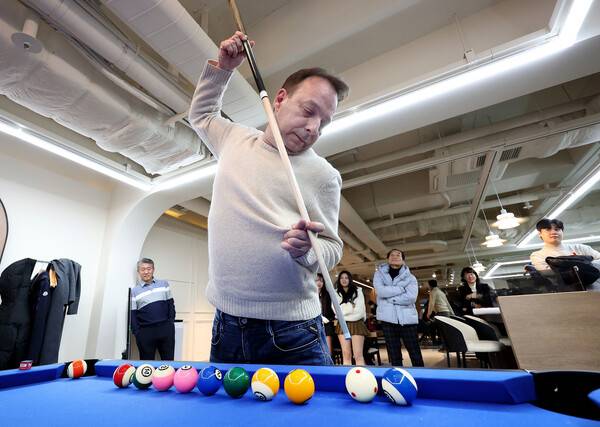 다니엘 산체스가 5일 서울 논현동 ‘PBA 라운지 1호점’ 개소식에서 포켓볼 묘기를 선보이고 있다. PBA 제공