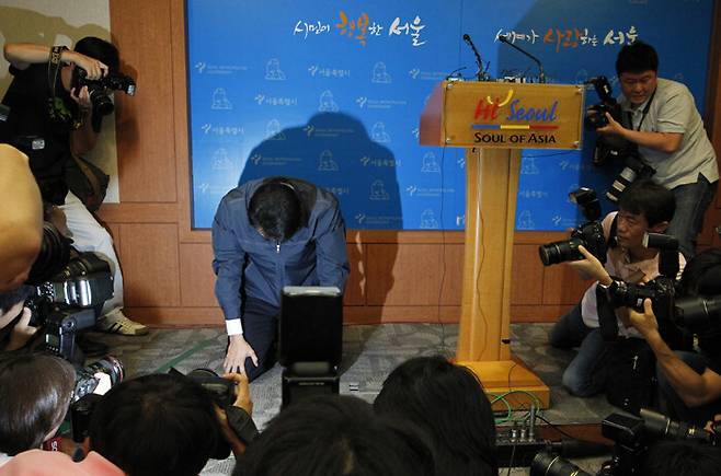 오세훈 서울시장이 2011년 8월21일 서울 서소문 시청 별관에서 무상급식 주민투표 결과에 시장직을 걸겠다는 내용의 기자회견문을 읽은 뒤 절을 하고 있다. 한겨레 자료사진