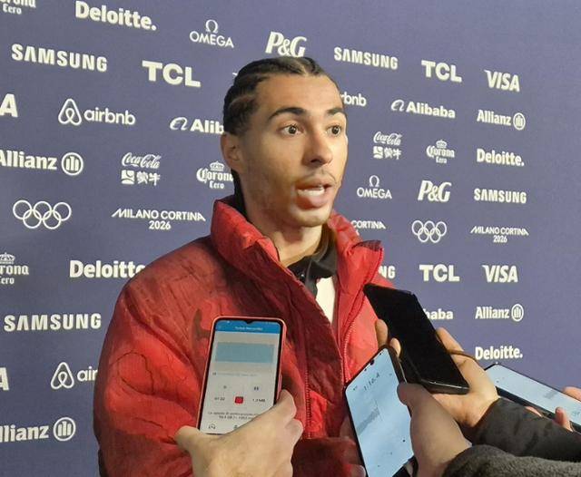 캐나다 쇼트트랙 대표팀의 에이스 윌리엄 단지누가 4일 이탈리아 밀라노 아이스스케이팅 아레나에서 공식 훈련을 마치고 인터뷰하고 있다. 밀라노=연합뉴스