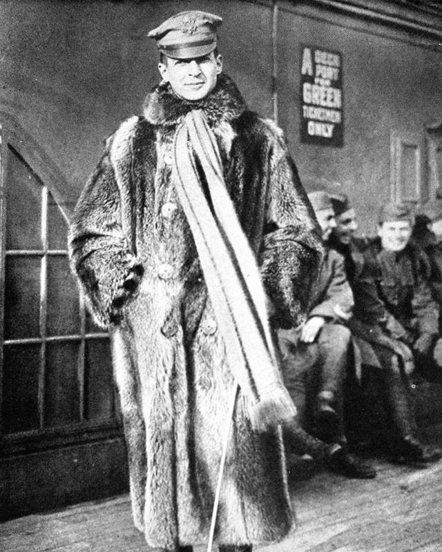 더글러스 맥아더는 제1차 세계대전 때 미 육군 복장 규정을 전혀 지키지 않았다. 날씨가 추울 때 그는 보급 외투를 입지 않고 모피 코트를 입고 어머니가 짜 준 목도리를 둘렀다. 맥아더기념관