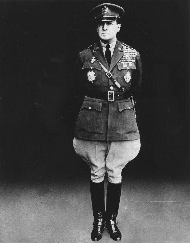 승마바지를 입은 더글러스 맥아더. 1930년대초 육군참모총장 시절의 사진으로 보인다. 허벅지 쪽이 펑퍼짐한 조드퍼스(Jodhpurs) 스타일의 승마바지를 입고 잔뜩 멋을 부린 모습이다. 해리 트루먼 도서관