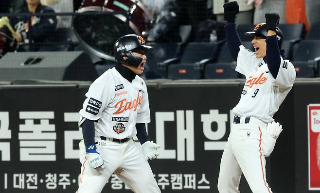 2025 한국시리즈 4차전에서 7회 말 적시타를 치고 환호하는 &nbsp;문현빈. 연합뉴스