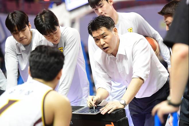 5일 서울 잠실실내체육관에서 열린 2025~26 프로농구 정규리그 서울 SK 원정 경기를 승리로 이끈 조상현 감독. KBL 제공