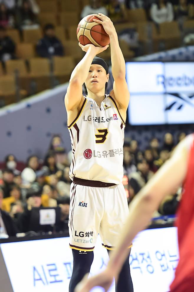 5일 서울 잠실실내체육관에서 열린 2025~26 프로농구 정규리그 서울 SK 원정 경기에서 맹활약한 장민국. KBL 제공