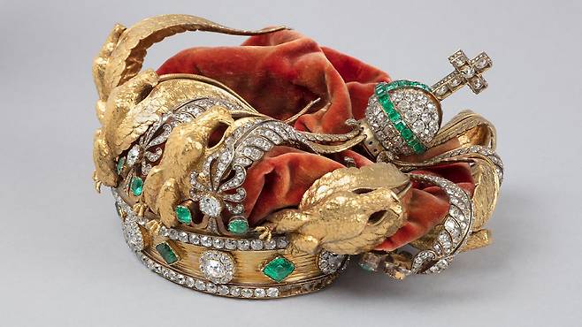 절도 시도 당시 외형이 변형된 외제니 황후 왕관 [연합뉴스/루브르박물관 제공]